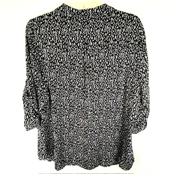 Torrid Black & White Print Button Front Blouse with Front Pockets- Size 3 -22/24 - Picture 7 of 10